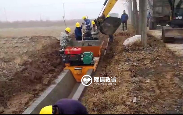 南京六合水渠機,梯形渠現(xiàn)澆滑模機